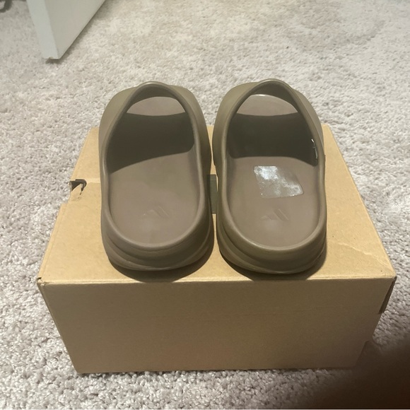 yeezy slide, earth brown color way - Picture 5 of 10